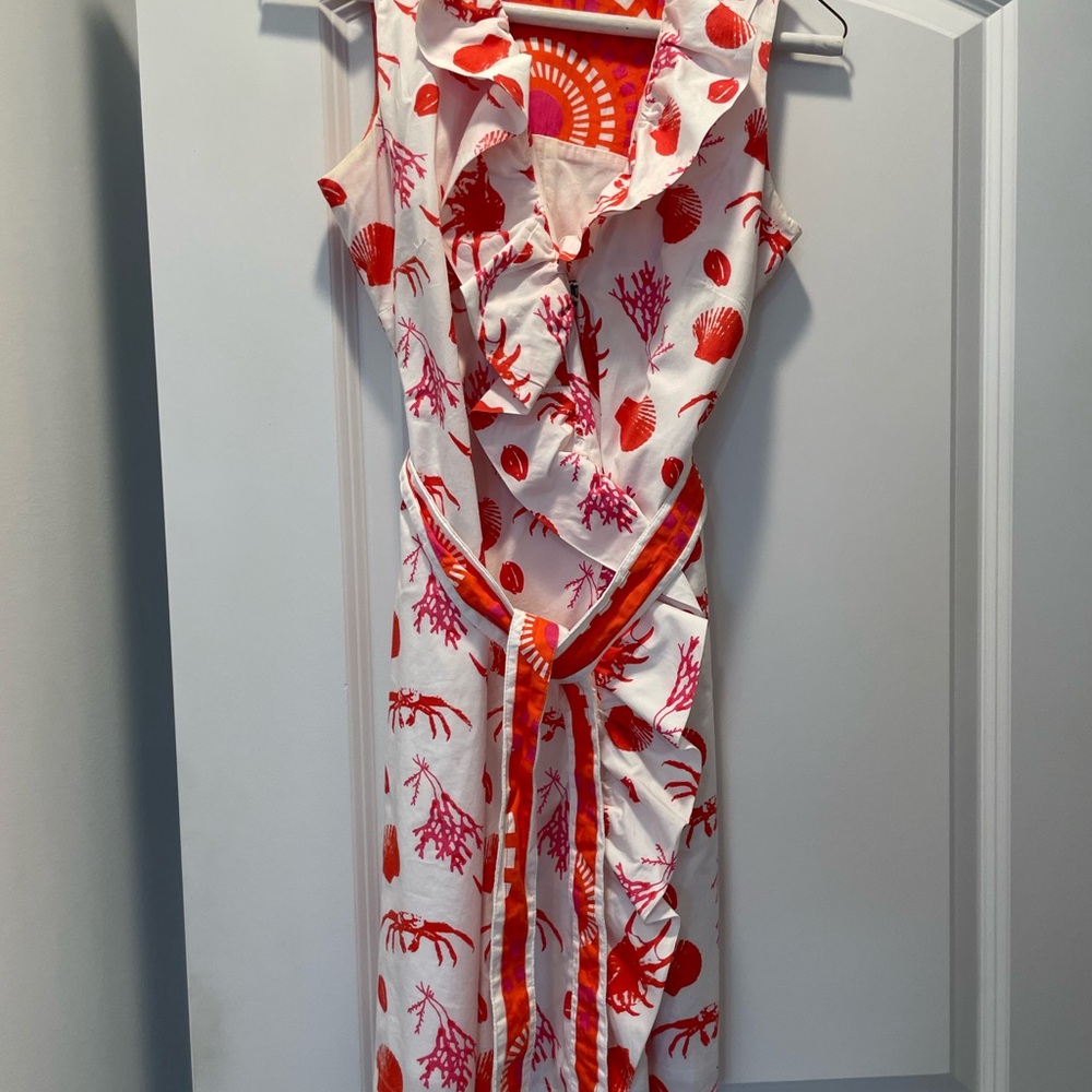 Absolute adorable hamptons style summer dress. Oversized snap closure front.